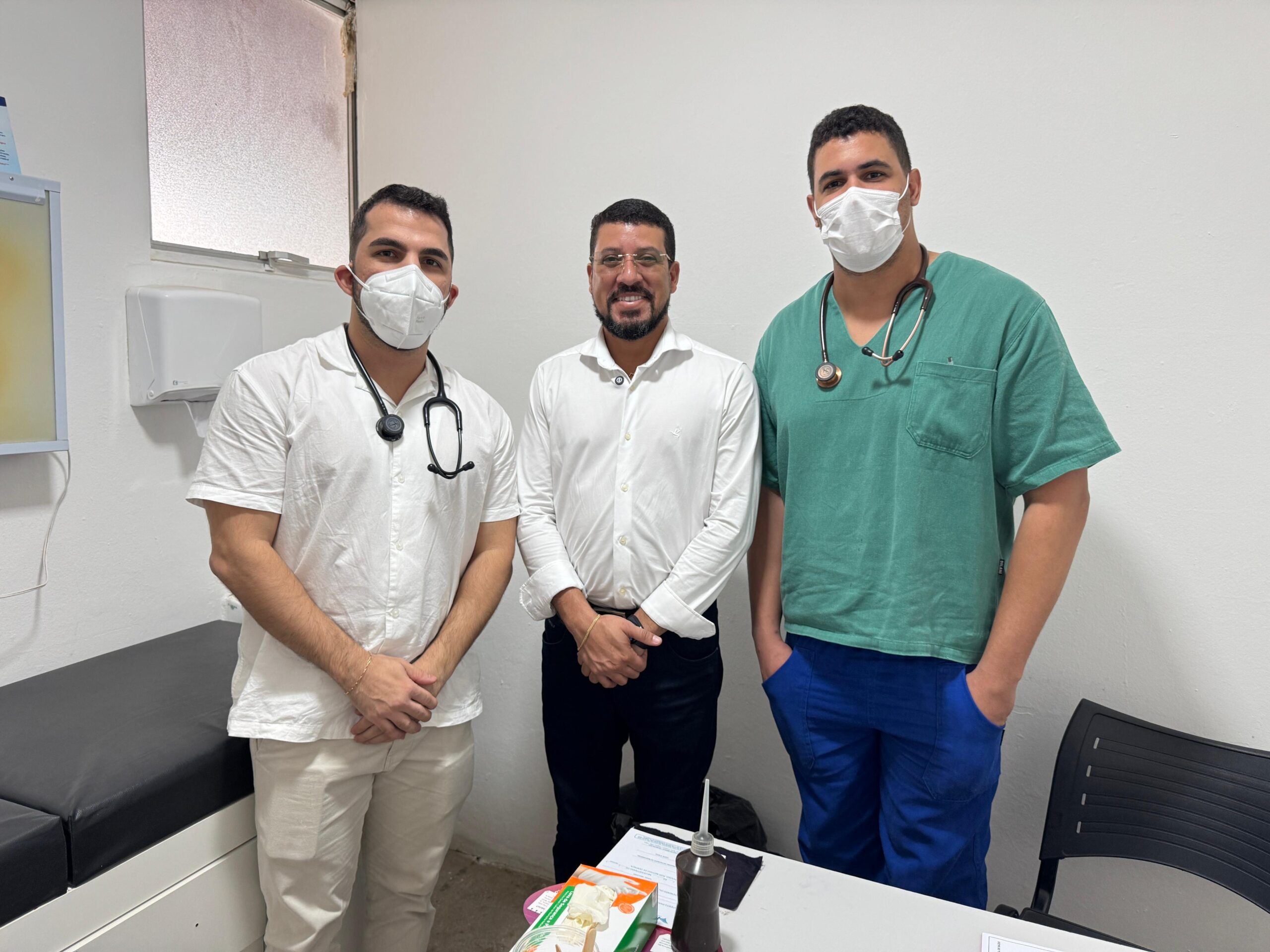 Prefeito Ricardo Flauzino ao lado dos médicos em foto oficial 
